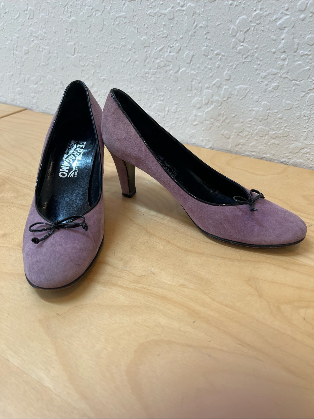 Salvatore Ferragamo Mauve Suede Bow Pump - Picture 1 of 7